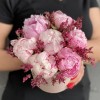 7 пионов Сара Бернар с лимониумом в коробке
