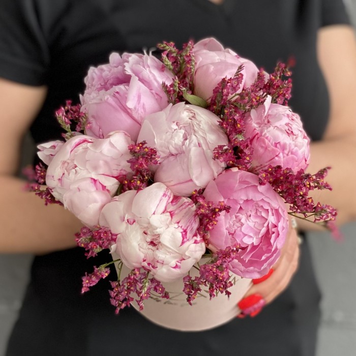 7 пионов Сара Бернар с лимониумом в коробке