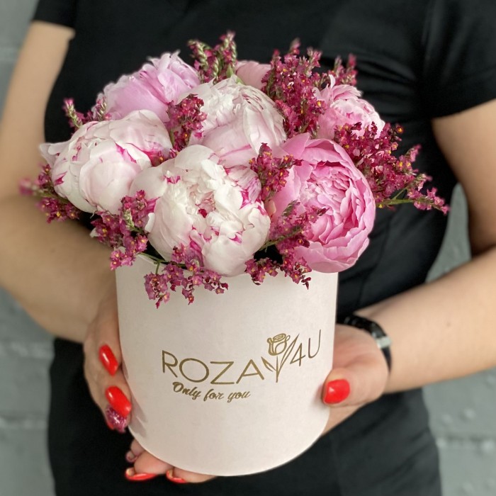 7 пионов Сара Бернар с лимониумом в коробке