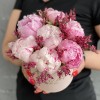 7 пионов Сара Бернар с лимониумом в коробке