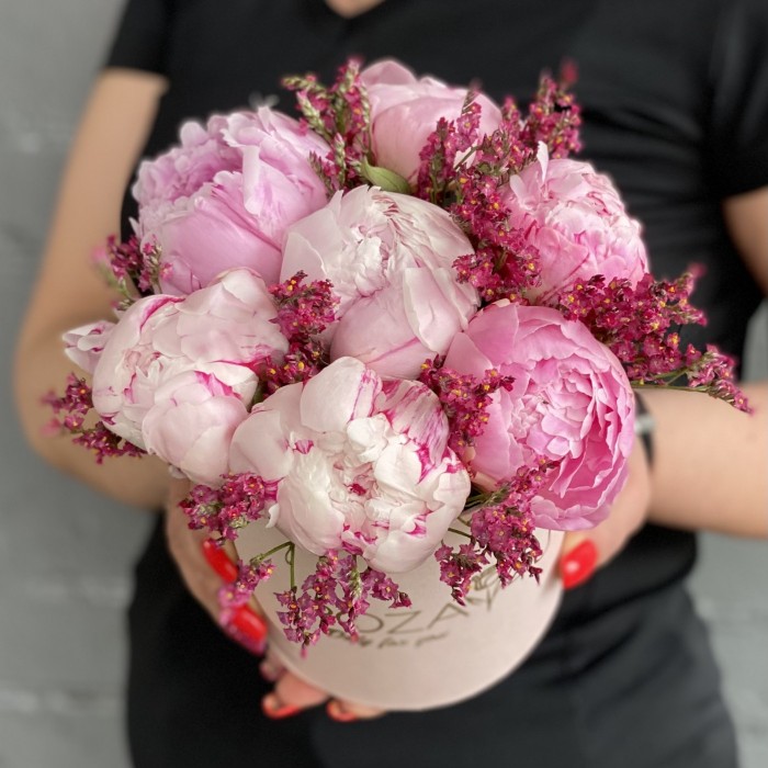 7 пионов Сара Бернар с лимониумом в коробке