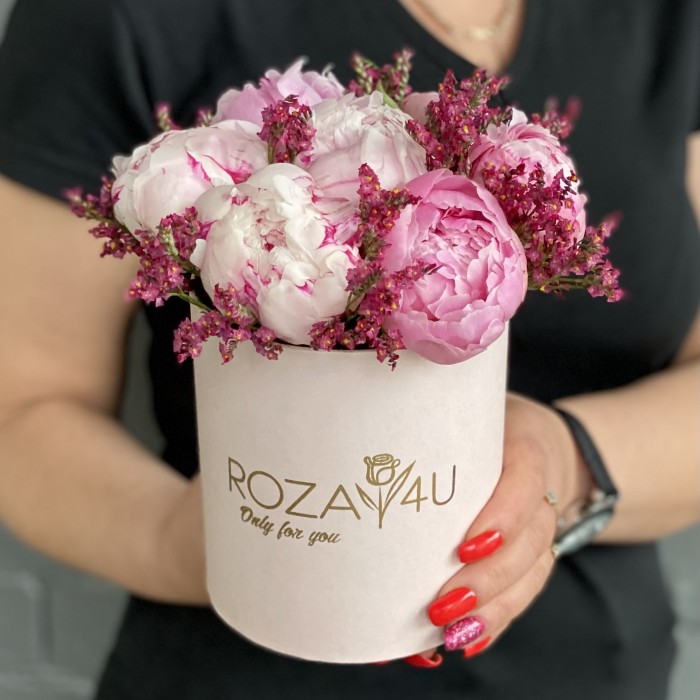 7 пионов Сара Бернар с лимониумом в коробке