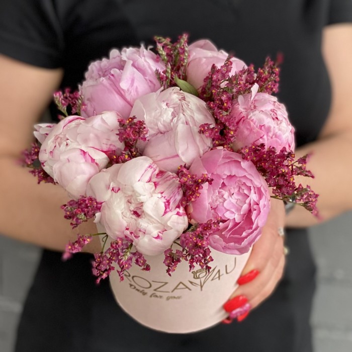 7 пионов Сара Бернар с лимониумом в коробке