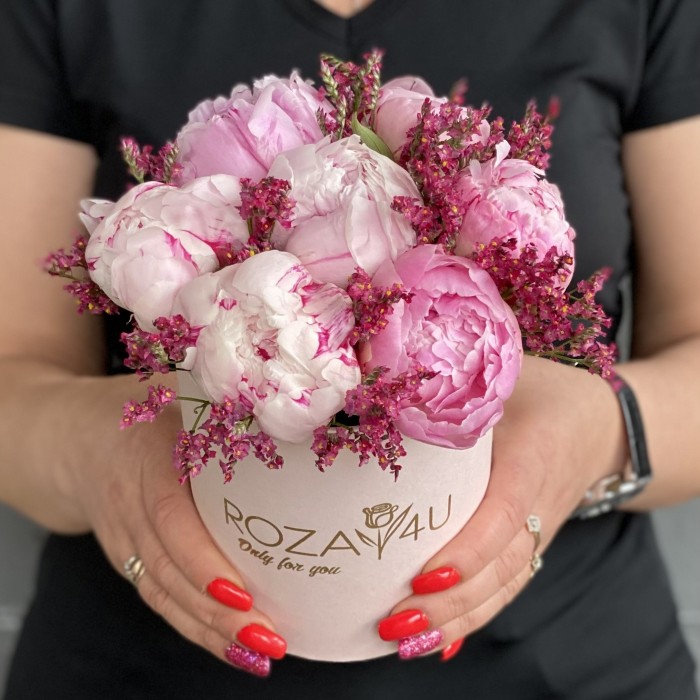 7 пионов Сара Бернар с лимониумом в коробке