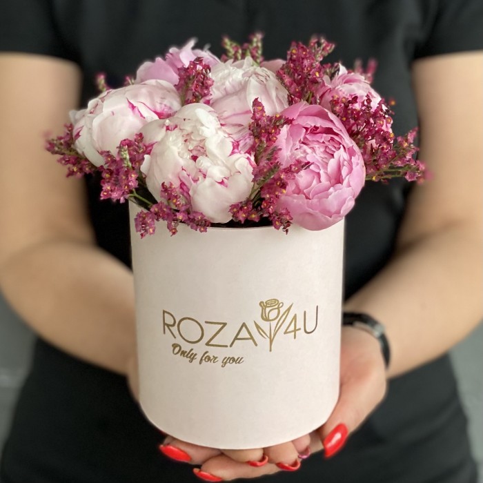 7 пионов Сара Бернар с лимониумом в коробке