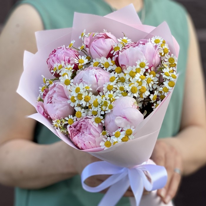 7 нежно-розовых пионов Сара Бернар с танацетумом