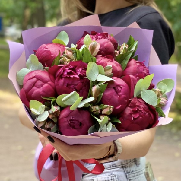 9 гранатовых пионов с альстромерией