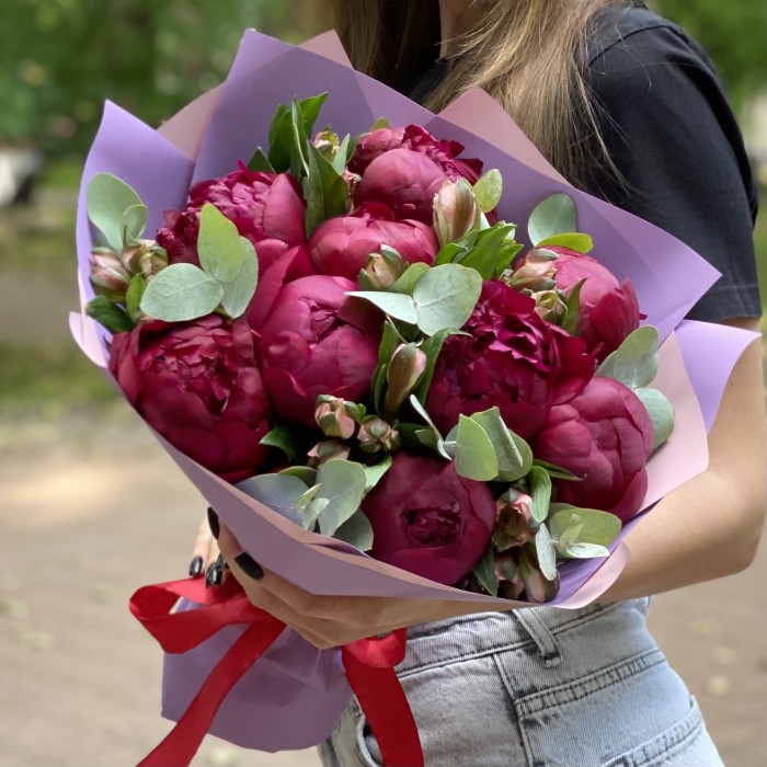 9 гранатовых пионов с альстромерией