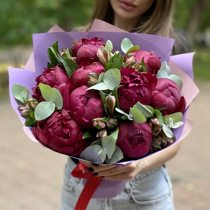 9 гранатовых пионов с альстромерией