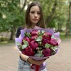 9 гранатовых пионов с альстромерией