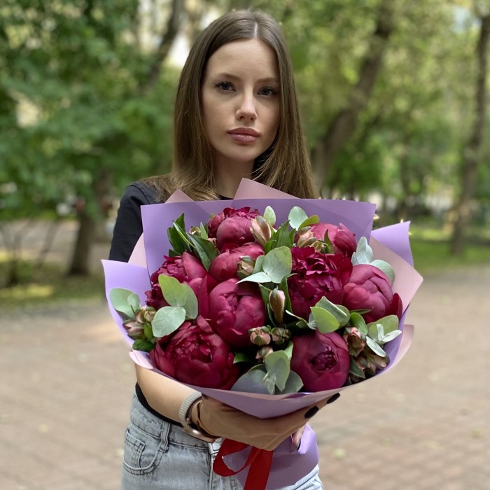 9 гранатовых пионов с альстромерией