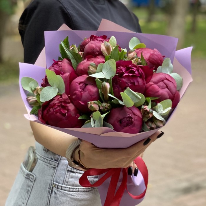 9 гранатовых пионов с альстромерией