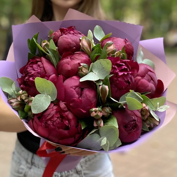 9 гранатовых пионов с альстромерией