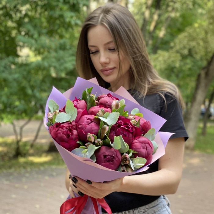 9 гранатовых пионов с альстромерией