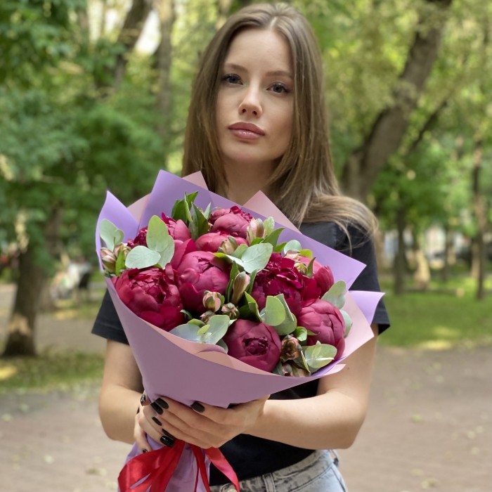 9 гранатовых пионов с альстромерией