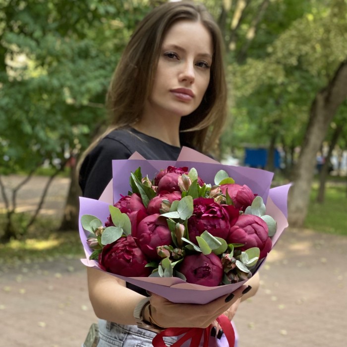 9 гранатовых пионов с альстромерией