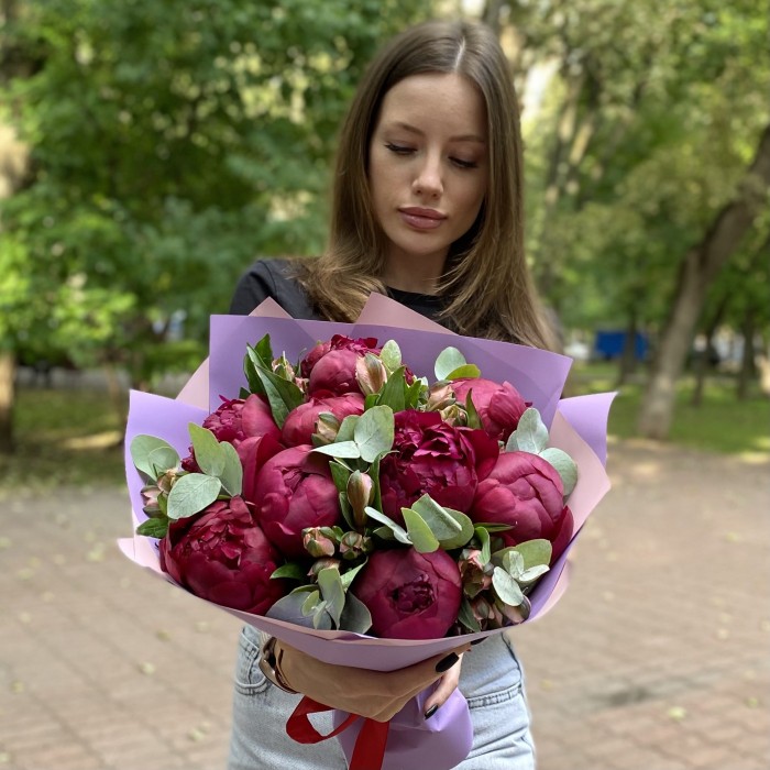 9 гранатовых пионов с альстромерией