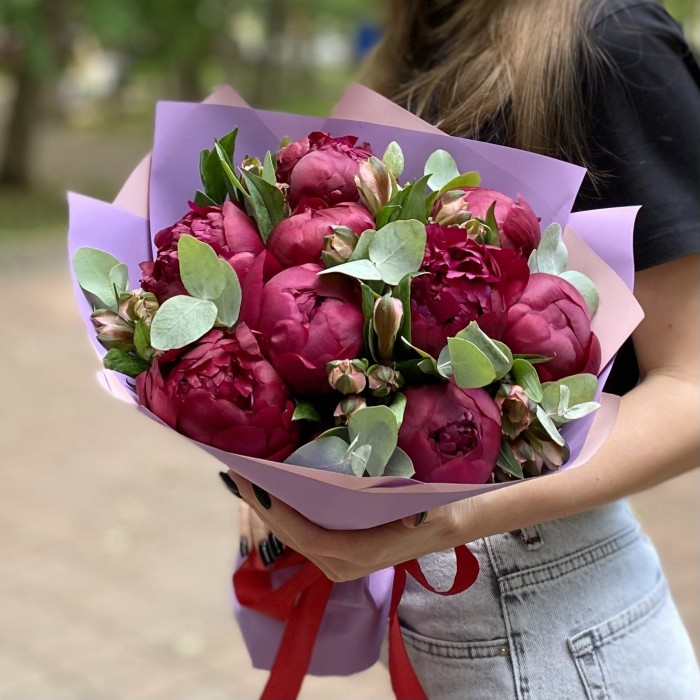 9 гранатовых пионов с альстромерией