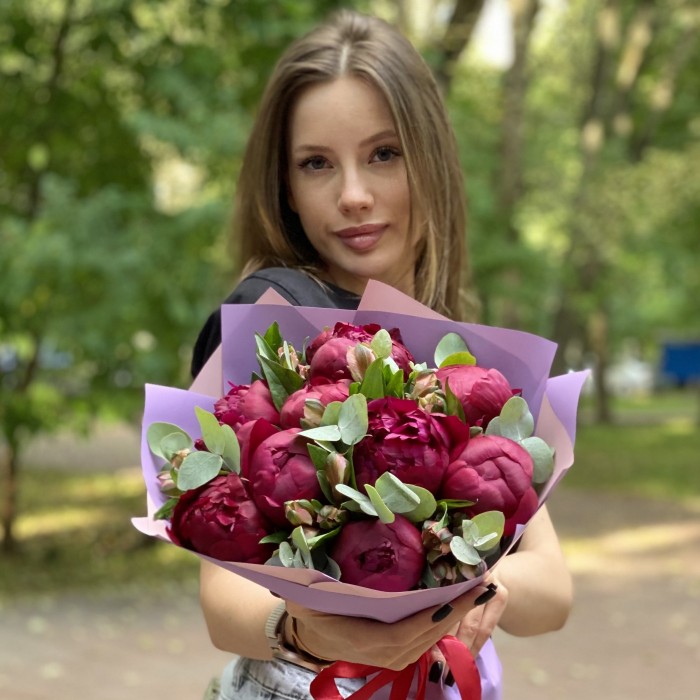 9 гранатовых пионов с альстромерией