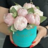 7 пионов Ангел чик с эвкалиптом в коробке