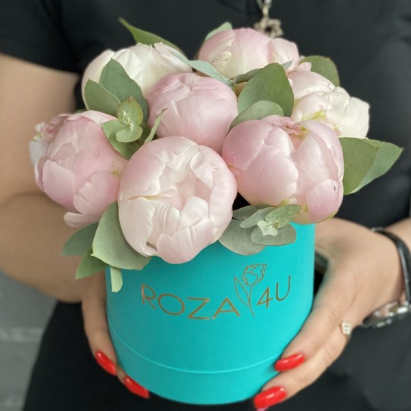 7 пионов Ангел чик с эвкалиптом в коробке