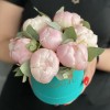 7 пионов Ангел чик с эвкалиптом в коробке