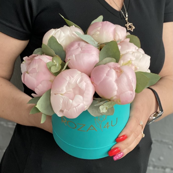 7 пионов Ангел чик с эвкалиптом в коробке