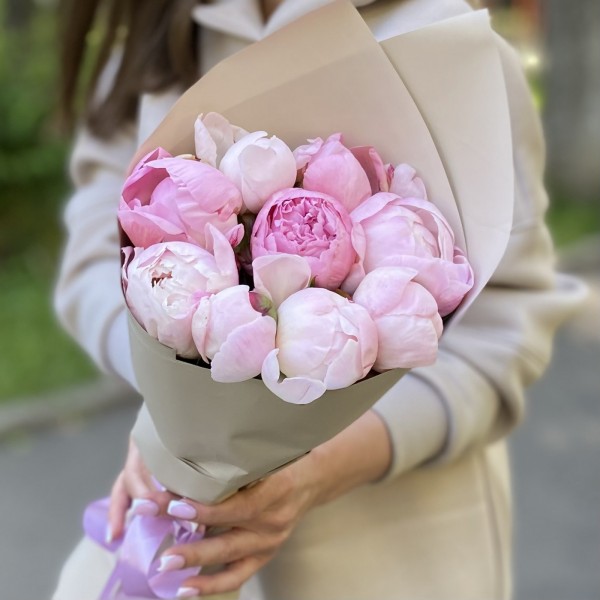 9 нежно-розовых пионов Гардения