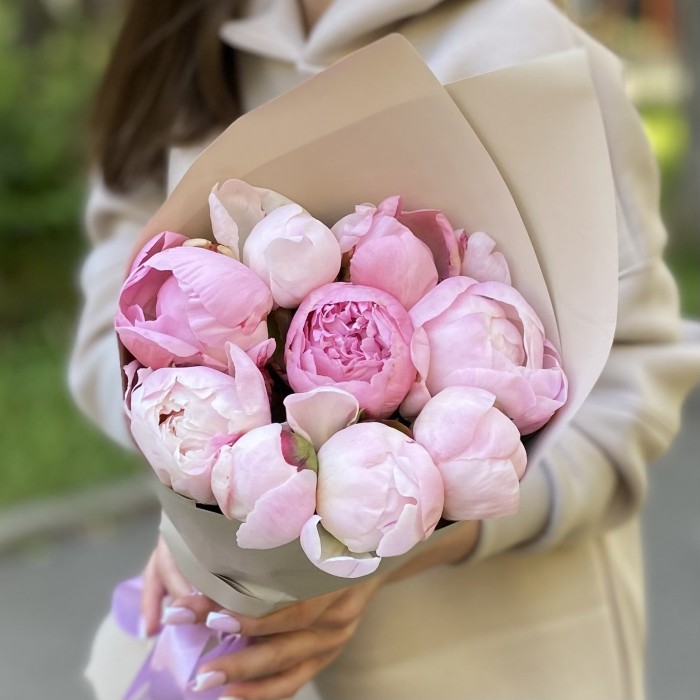 9 нежно-розовых пионов Гардения