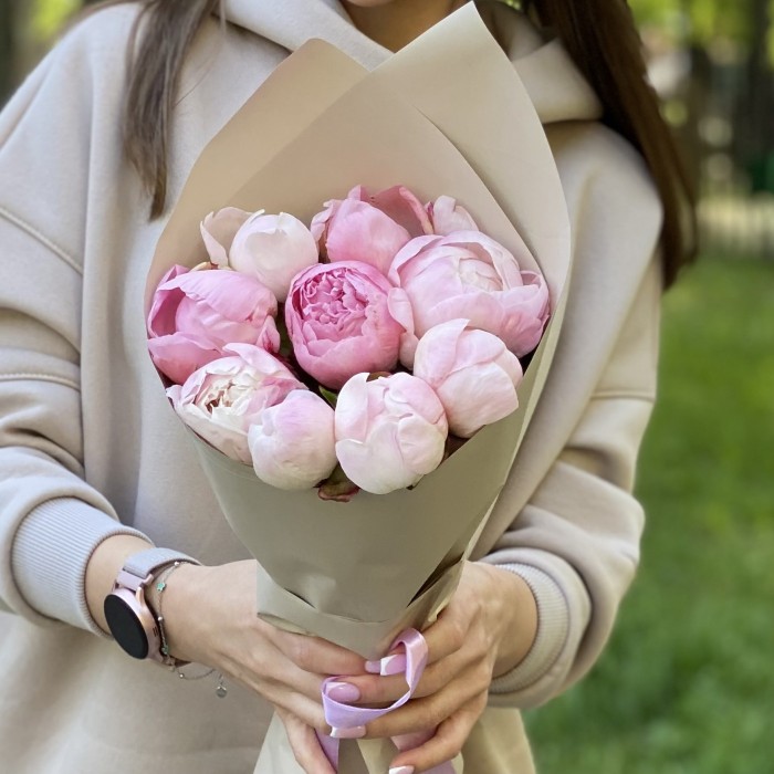 9 нежно-розовых пионов Гардения
