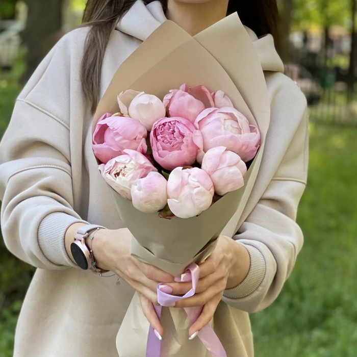 9 нежно-розовых пионов Гардения