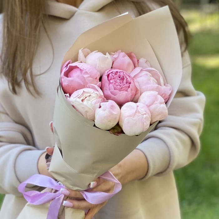 9 нежно-розовых пионов Гардения
