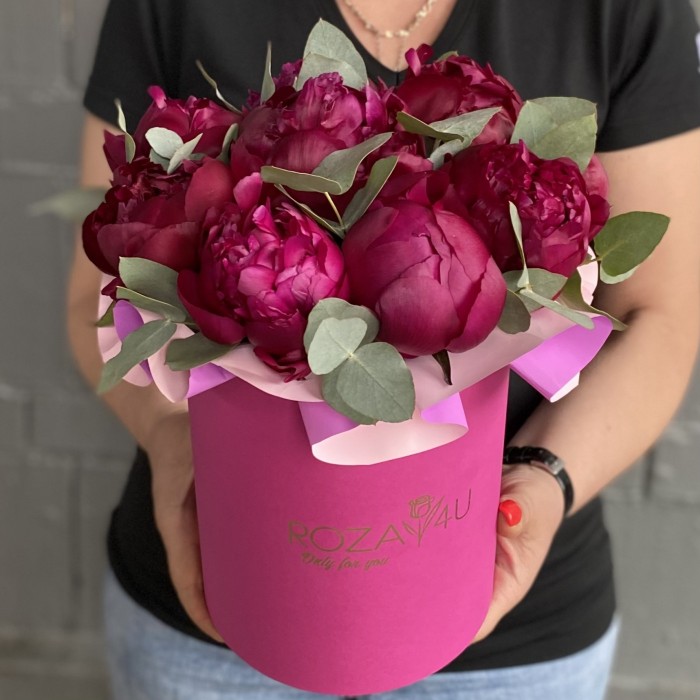 9 пионов Канзас с эвкалиптом в коробке