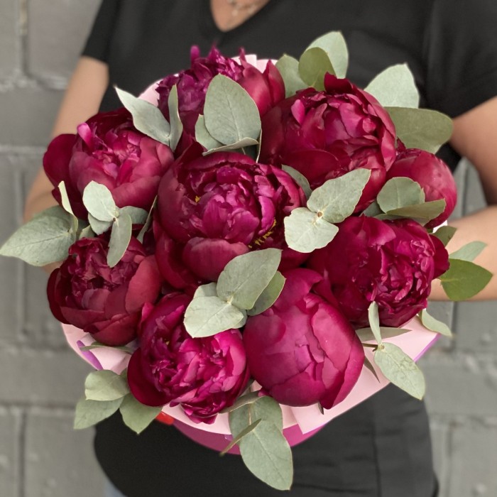 9 пионов Канзас с эвкалиптом в коробке