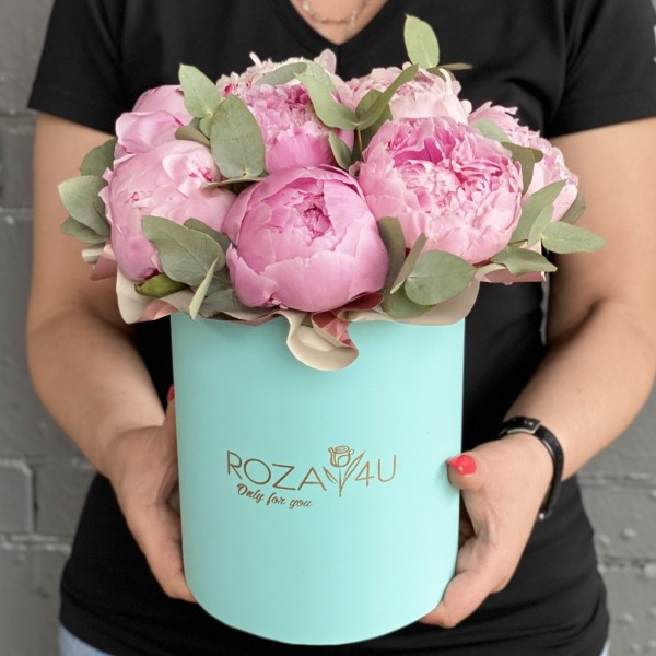 9 пионов Сара Бернар с эвкалиптом в коробке