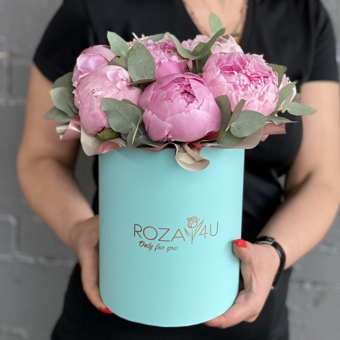 9 пионов Сара Бернар с эвкалиптом в коробке