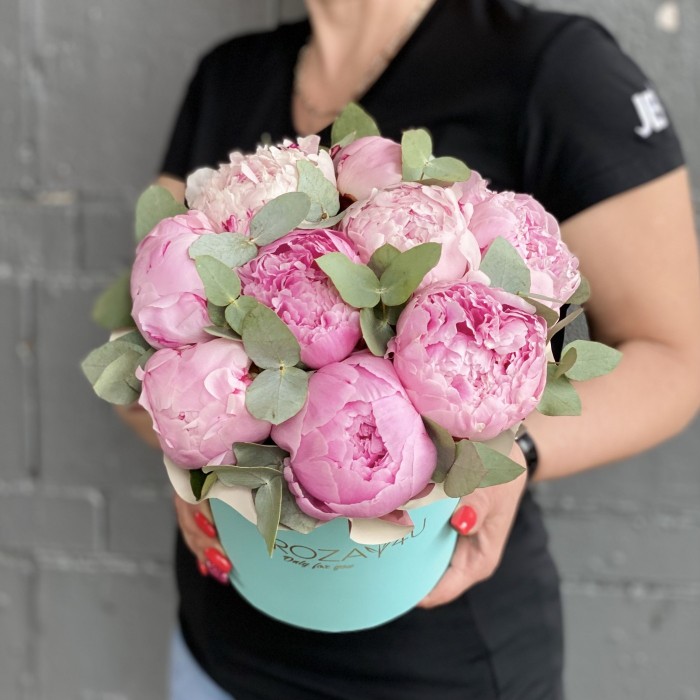 9 пионов Сара Бернар с эвкалиптом в коробке