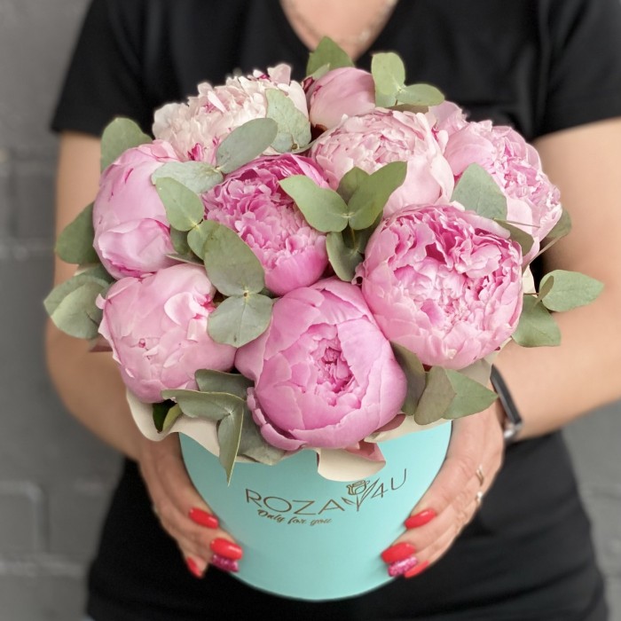 9 пионов Сара Бернар с эвкалиптом в коробке