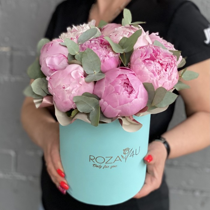 9 пионов Сара Бернар с эвкалиптом в коробке