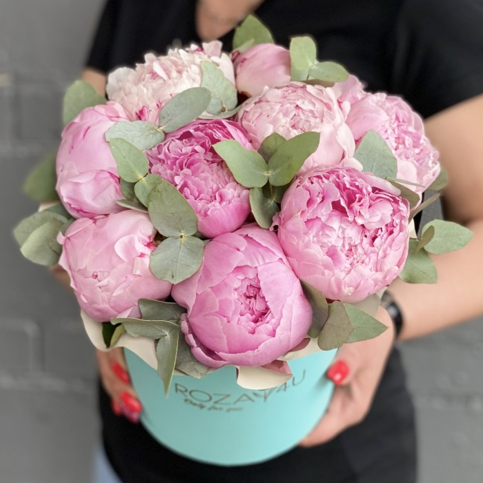 9 пионов Сара Бернар с эвкалиптом в коробке