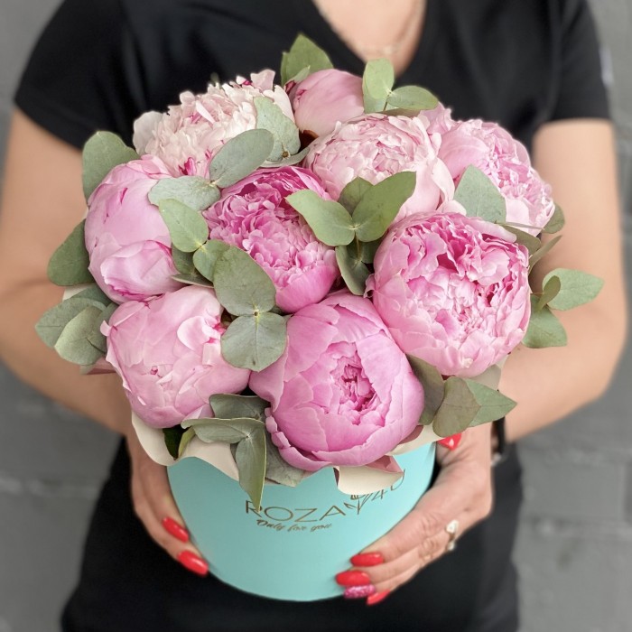 9 пионов Сара Бернар с эвкалиптом в коробке