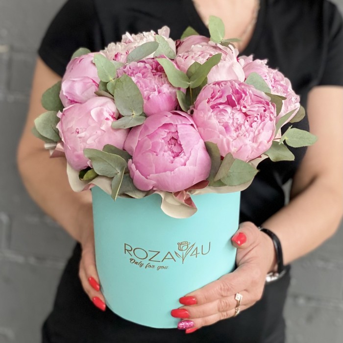 9 пионов Сара Бернар с эвкалиптом в коробке