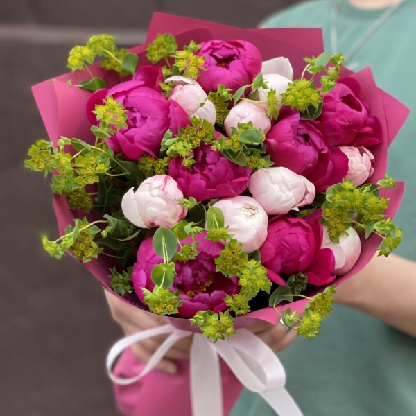 Букет из 15 малиновых и розовых пионов с буплерумом
