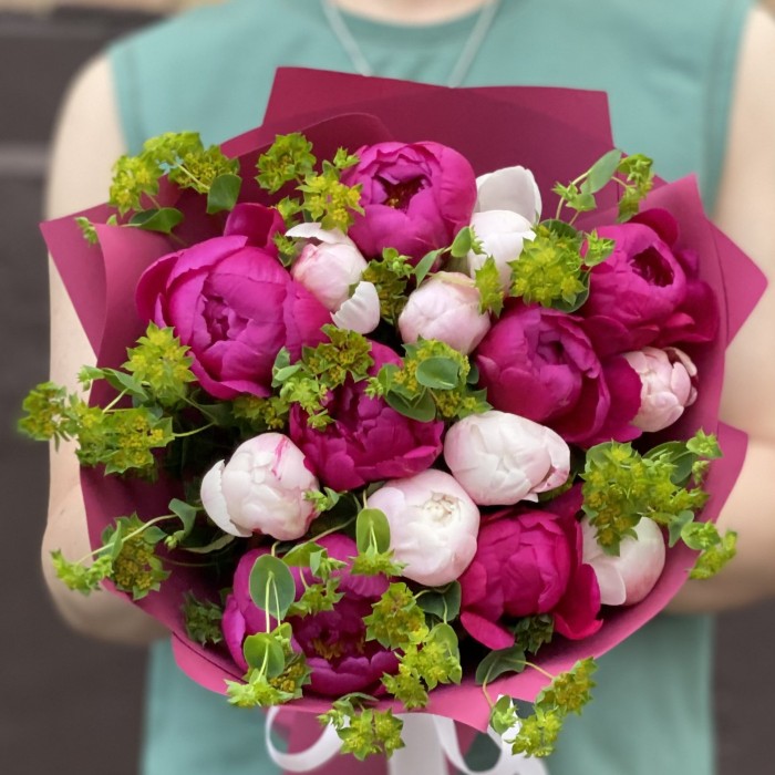 Букет из 15 малиновых и розовых пионов с буплерумом