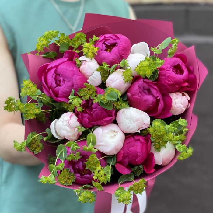 Букет из 15 малиновых и розовых пионов с буплерумом
