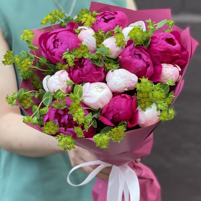Букет из 15 малиновых и розовых пионов с буплерумом