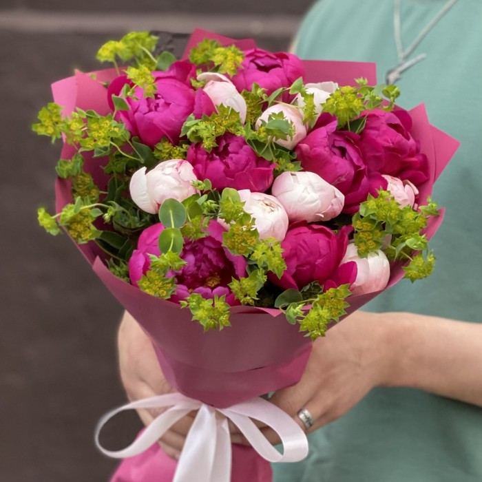 Букет из 15 малиновых и розовых пионов с буплерумом
