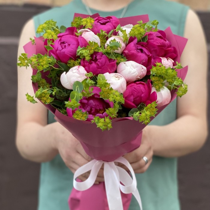 Букет из 15 малиновых и розовых пионов с буплерумом