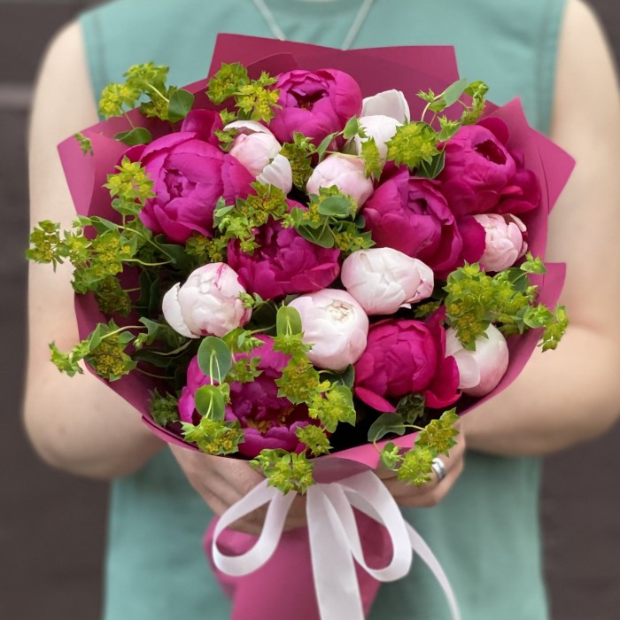 Букет из 15 малиновых и розовых пионов с буплерумом