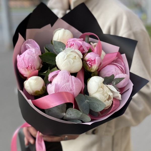 Дуэт из 11 розовых и белых пионов